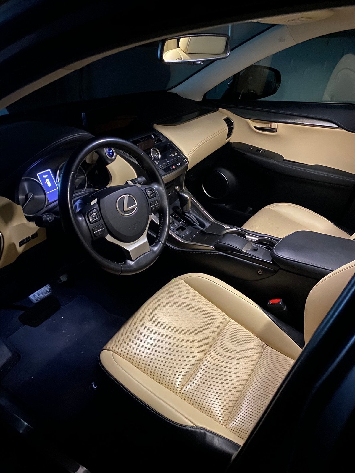 Lexus nx 300 h, Auto's, Beige, 4 cilinders, Parkeersensor, Leder