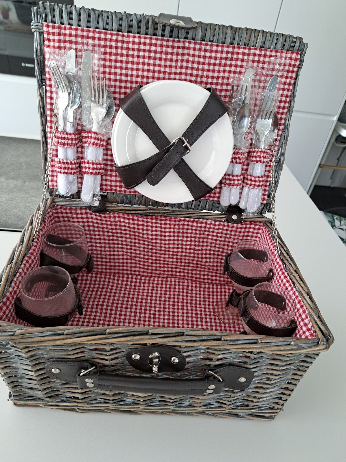 Nieuwe grote rieten picknickmand met toebehoren, Hobby en Vrije tijd, Picknickmanden, Ophalen