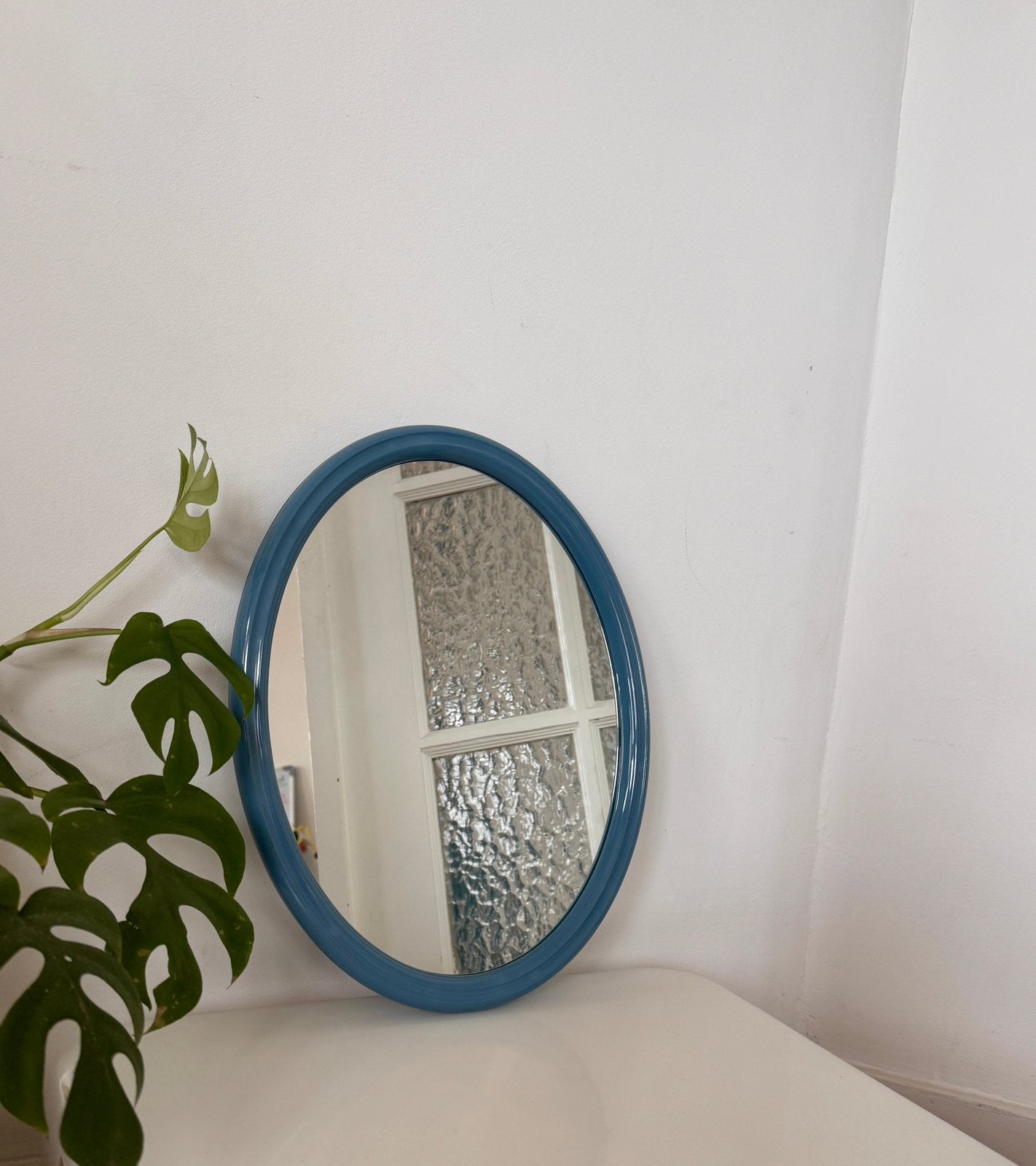 Miroir ovale vintage bleu style 70’s, marque “Tiger”, Enlèvement ou Envoi, Comme neuf, Tiger, 50 à 75 cm