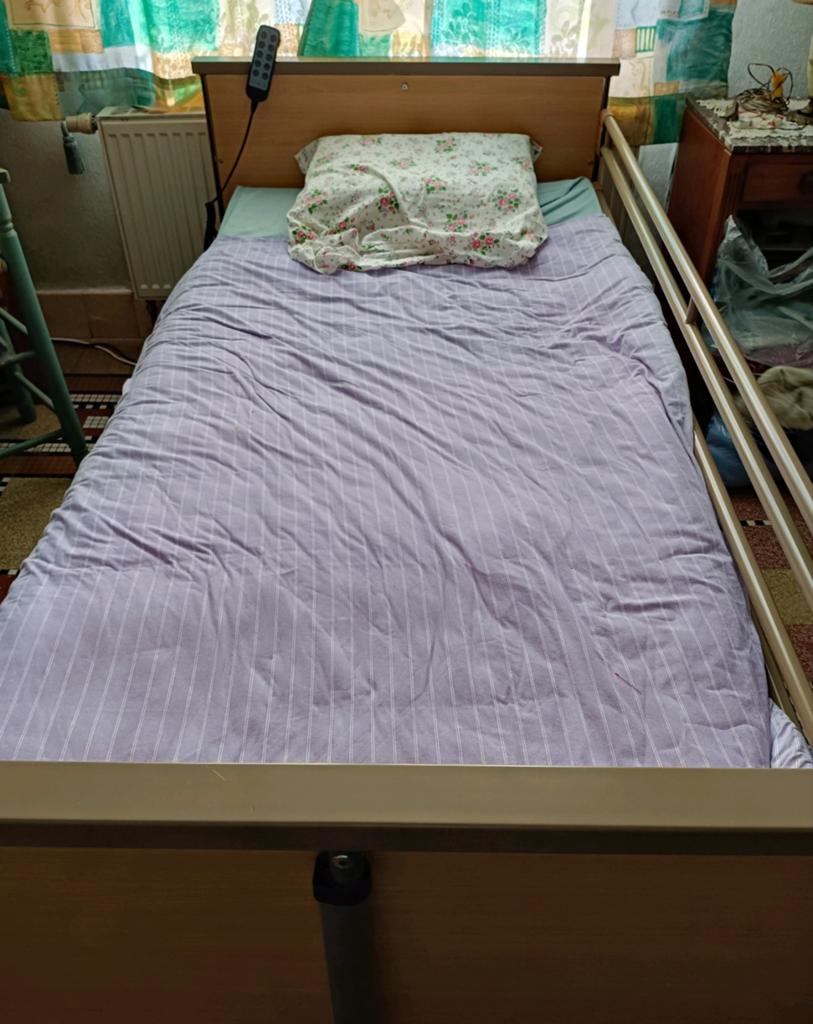 Lit médicalisé + matelas anti escarres, Maison & Meubles, Chambre à coucher | Lits, Enlèvement