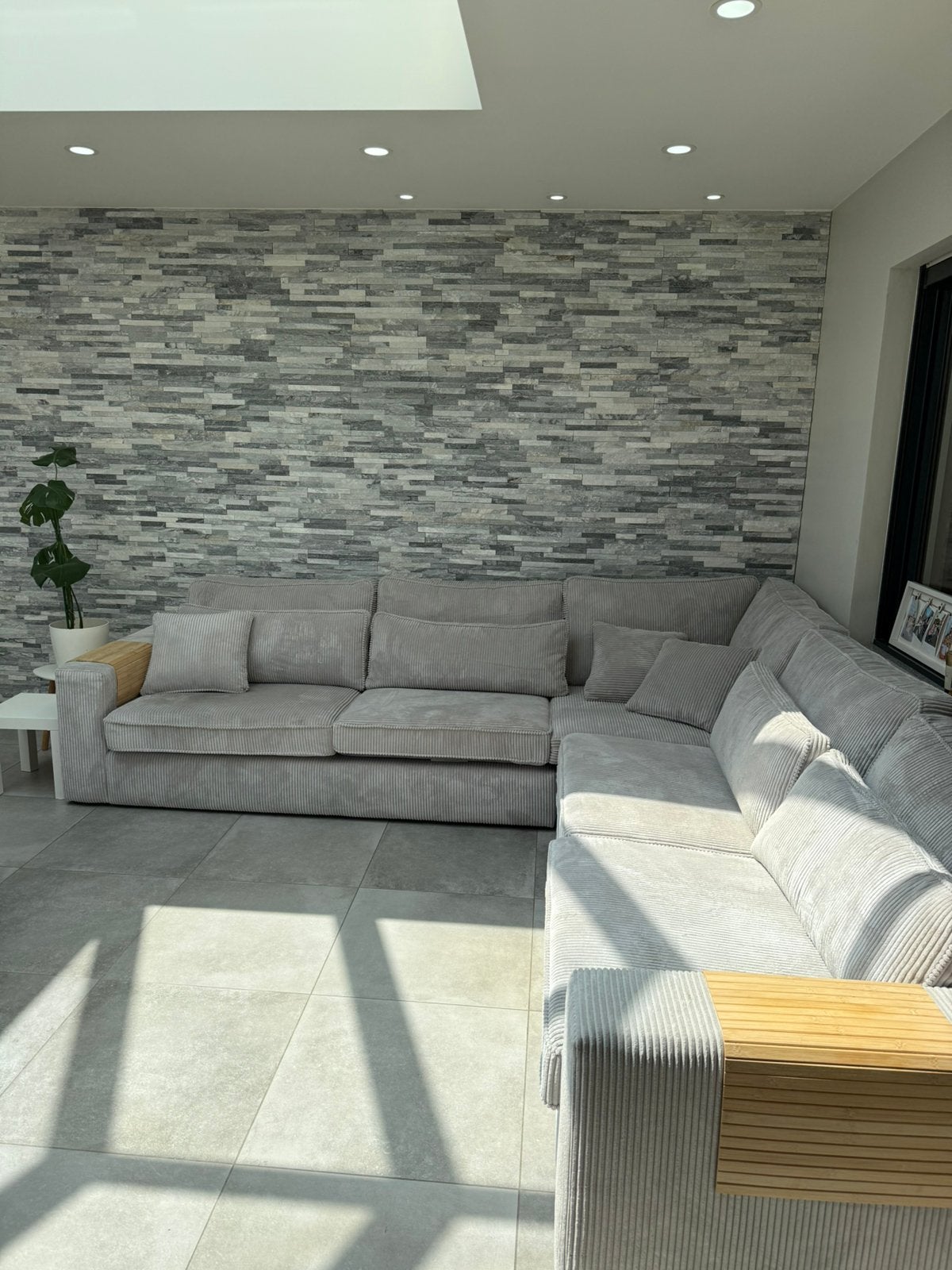 Nieuwe moderne hoekzetel in lichtgrijze ribstof, Huis en Inrichting, Overige materialen, 250 tot 300 cm, Overige maten, Hoekbank