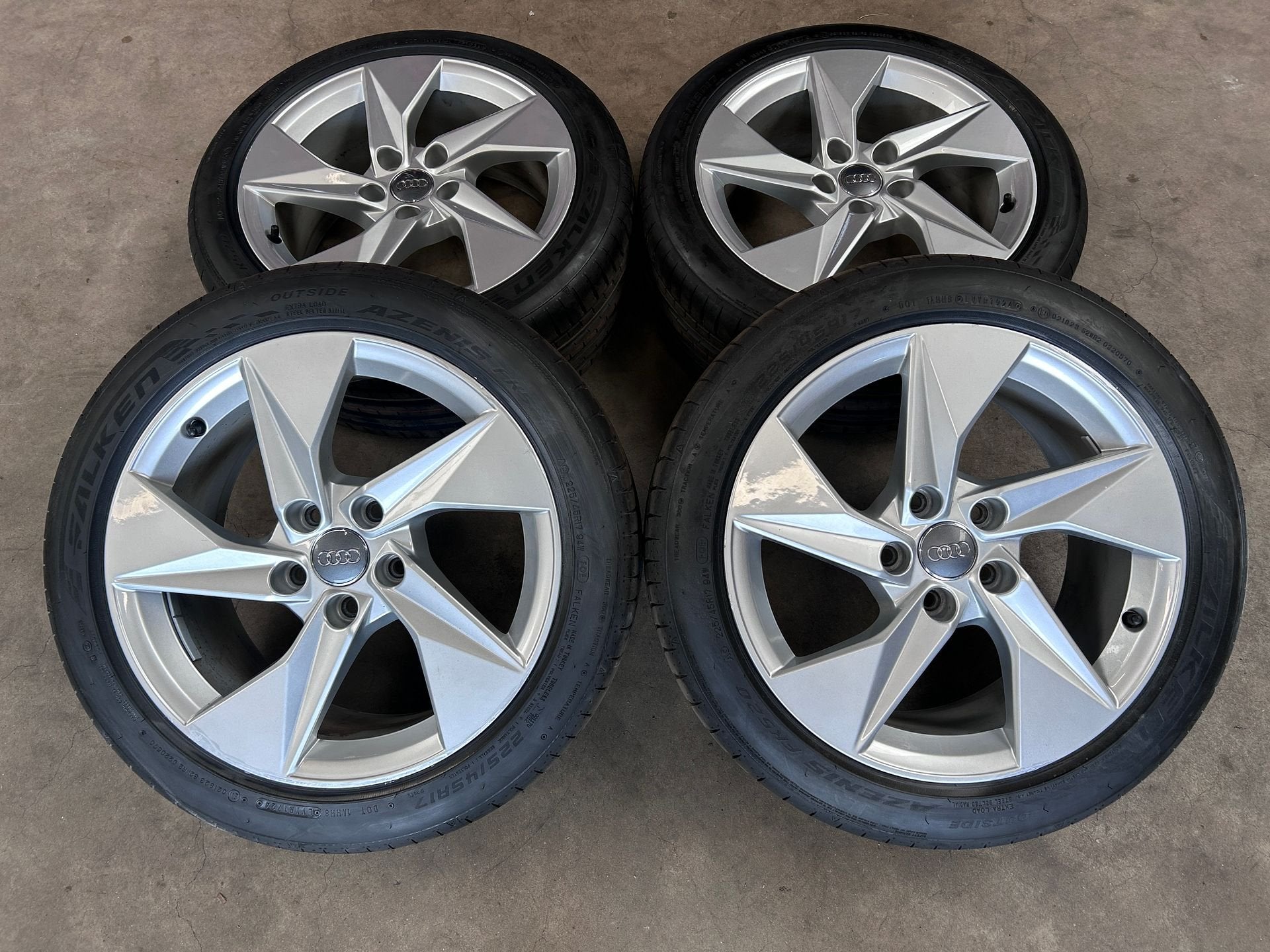 diversen 17 inch originele velgen + zomerbanden Audi A3 8Y, Auto-onderdelen, Gebruikt, -, -, Banden en Velgen