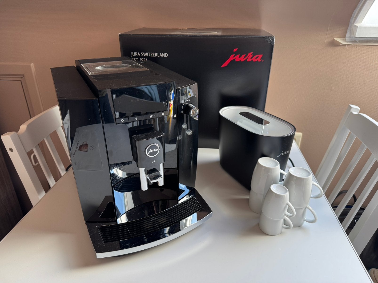 Jura E4 avec Cup Warmer S et tasses, Electroménager, Machine à espresso, Réservoir d'eau amovible, Café en grains, Utilisé