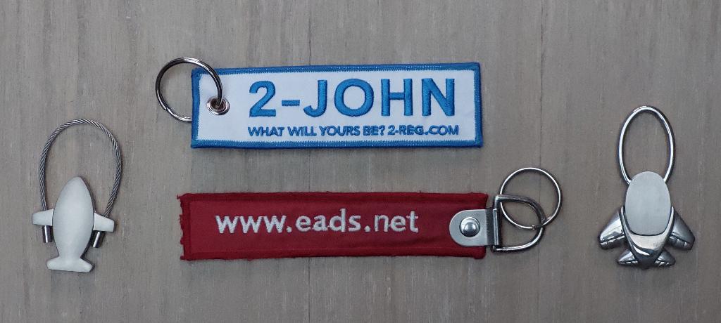 4 vliegtuig sleutelhangers, Ophalen, Zo goed als nieuw