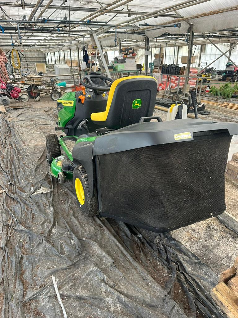 zitmaaier John Deere X167R, Zo goed als nieuw, 120 cm of meer, Opvangbak, Ophalen