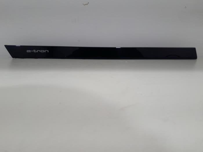 Bande décorative de tableau de bord d'un Audi E-Tron, -, 3 mois de garantie, Audi, Utilisé