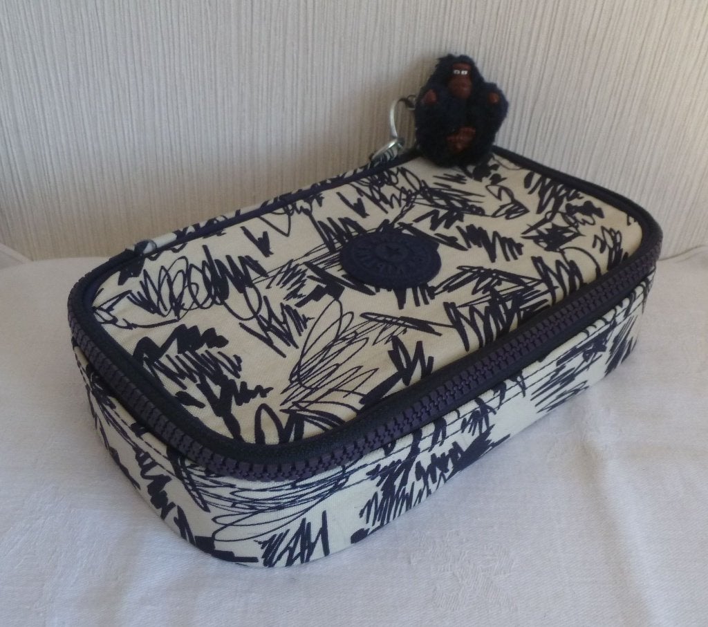 Kipling grand plumier 50 pens crème et marine + singe, Enlèvement ou Envoi, Utilisé