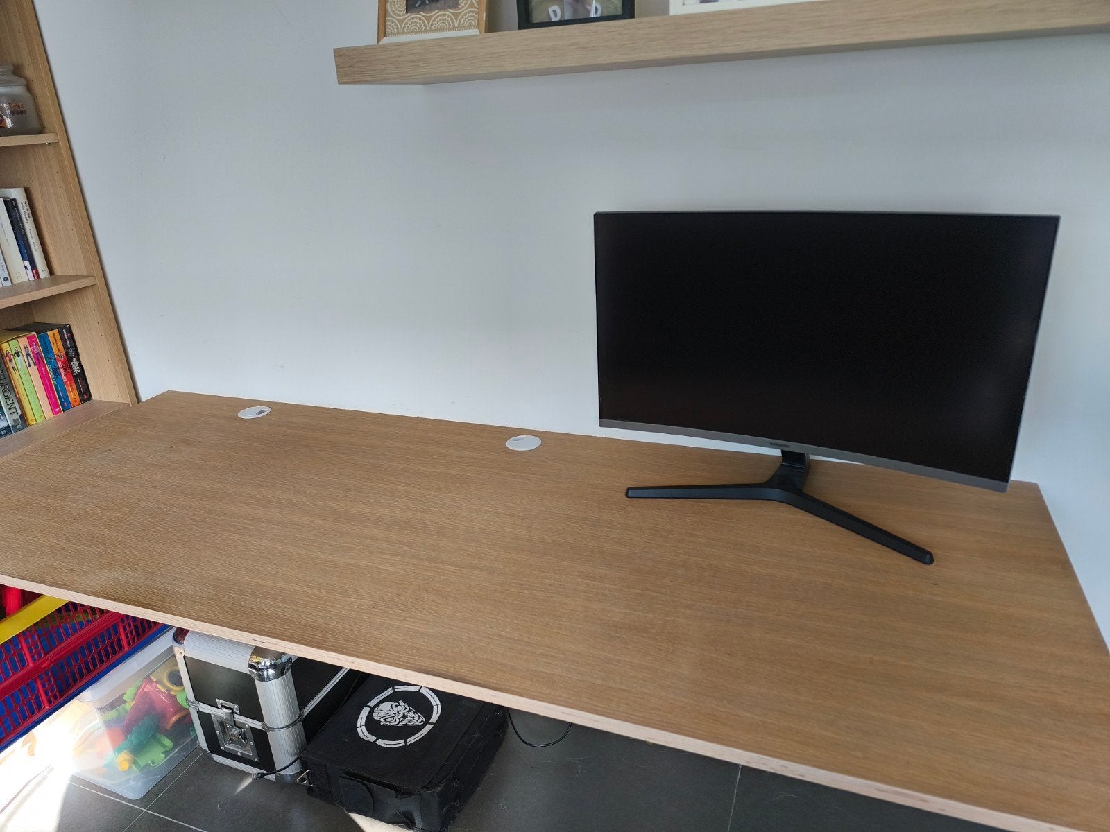 Zwevende houten bureau, Ophalen