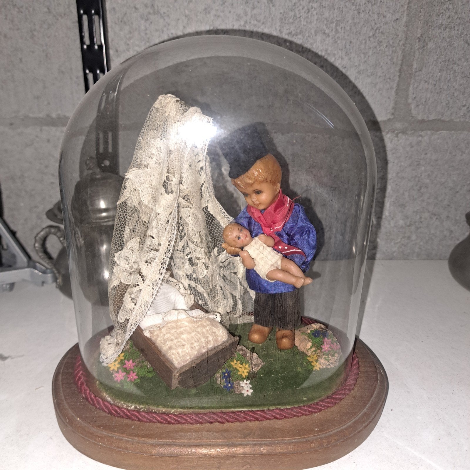 Oude vintage poppenstolp / religieus tafereel met wiegje”, Ophalen