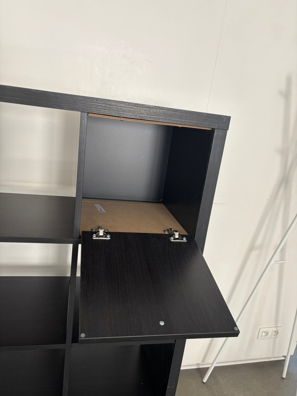 Étagère IKEA KALLAX noir-brun 2x4 (8 cases) avec 2 portes, 25 à 50 cm, Moins de 100 cm, Comme neuf, 100 à 150 cm