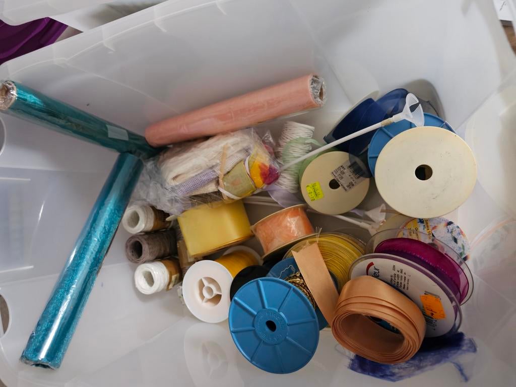 2 bakken vol inpakmateriaal voor kraamcadeautjes, Ophalen of Verzenden