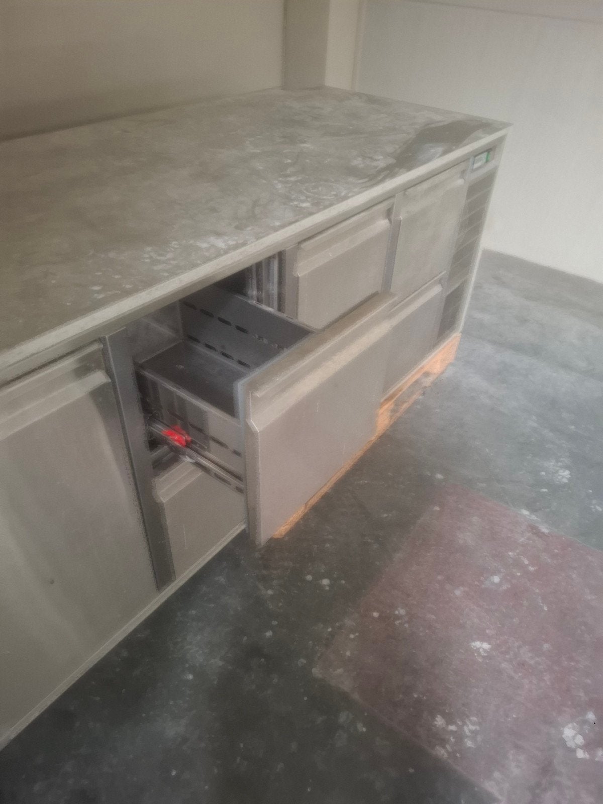 Werkbank. Koeltoog inox met koelvakken en afwas, Ophalen