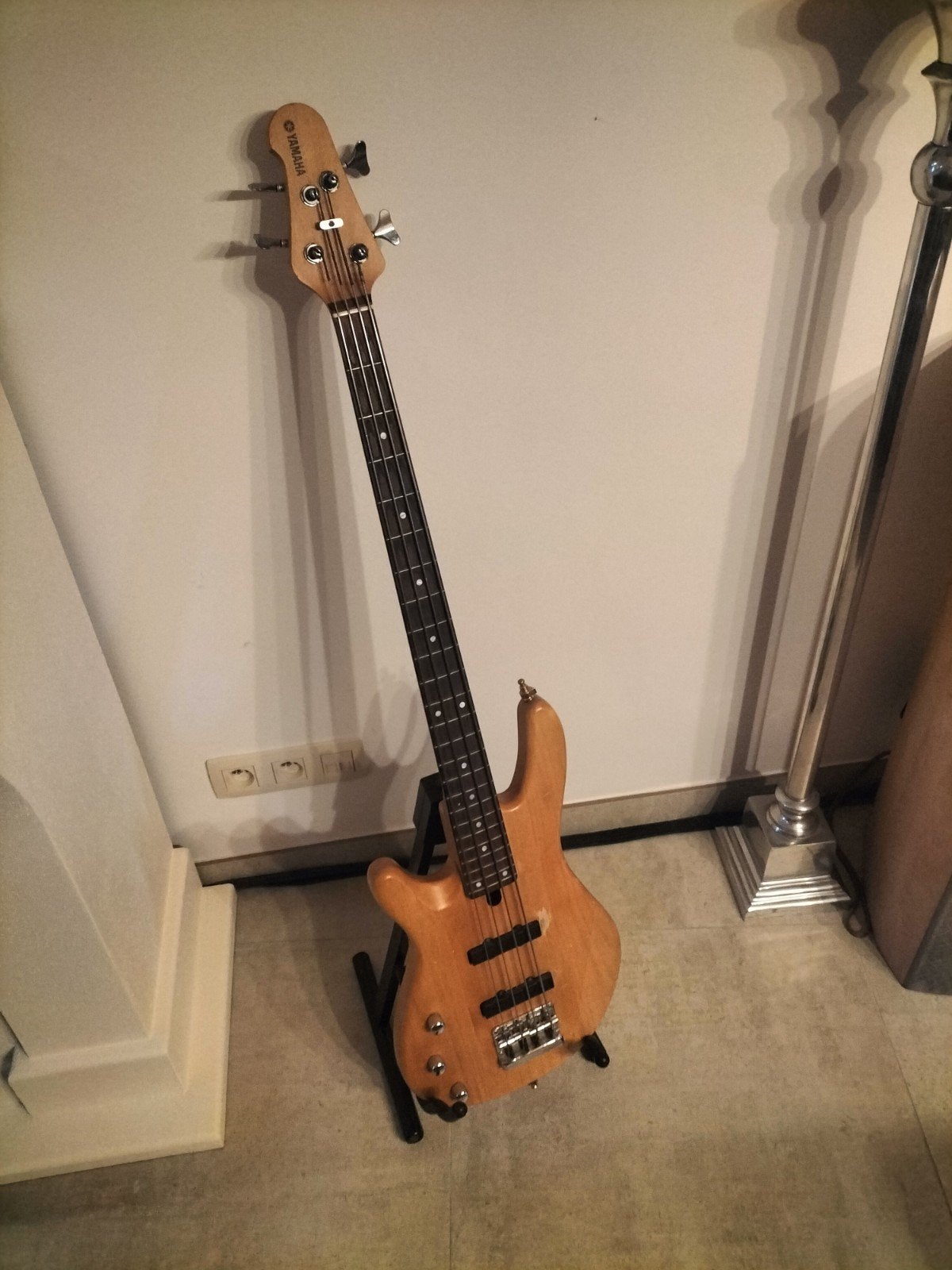 Linkshandige Yamaha 4 snarige basgitaar, Ophalen