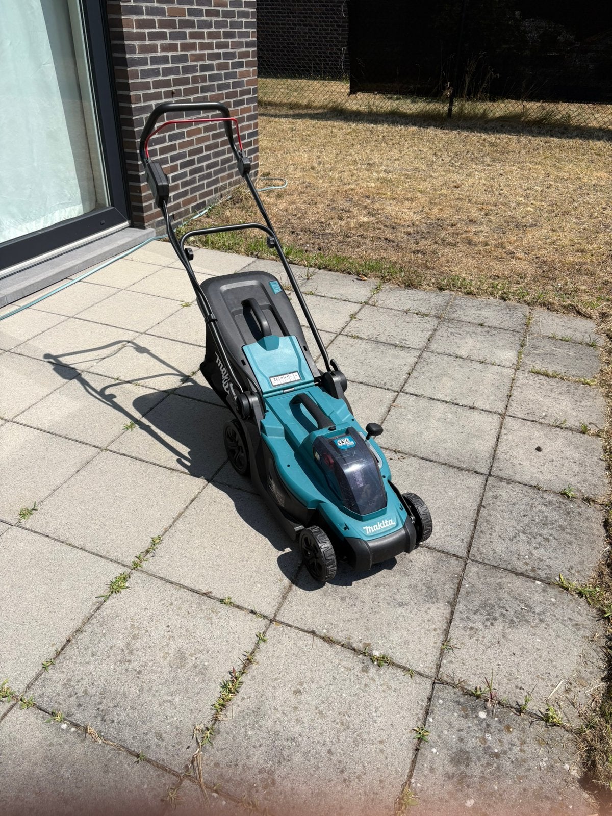 Makita DLM330SM Accu Grasmaaier en oplader Zeer nette staat, Ophalen, Zo goed als nieuw