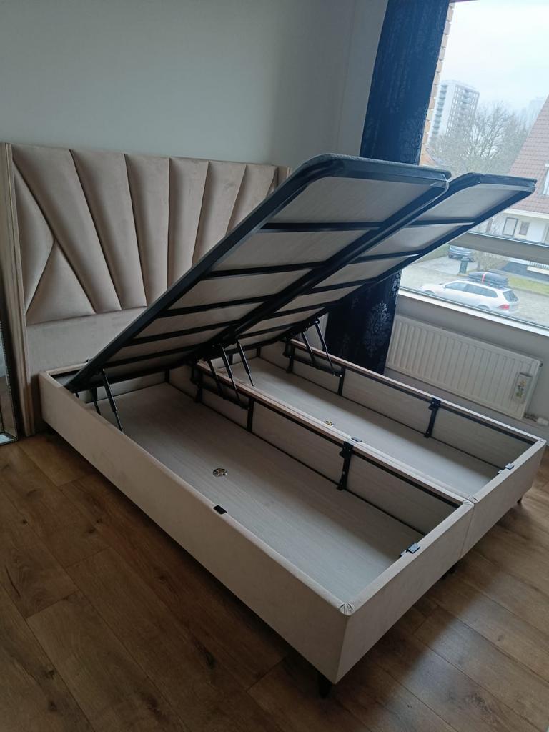 Bed, Enlèvement