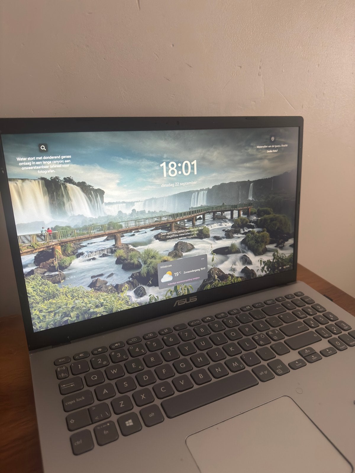 Asus laptop inclusief lader, laptoptas en muis goede staat, Computers en Software, Ophalen