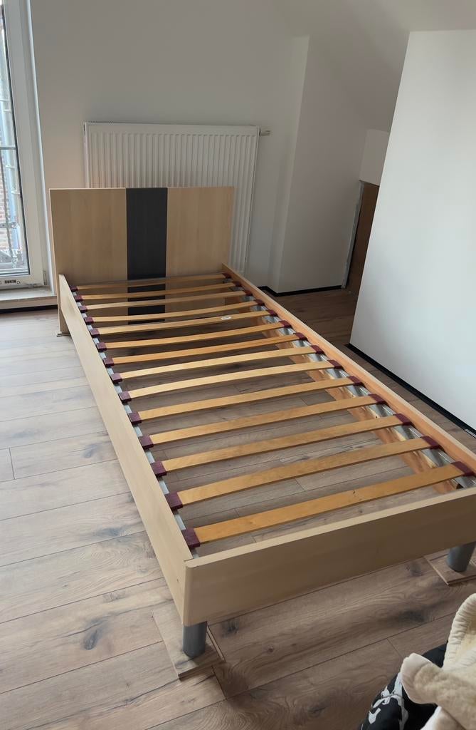 Lit et table de chevet, Enlèvement