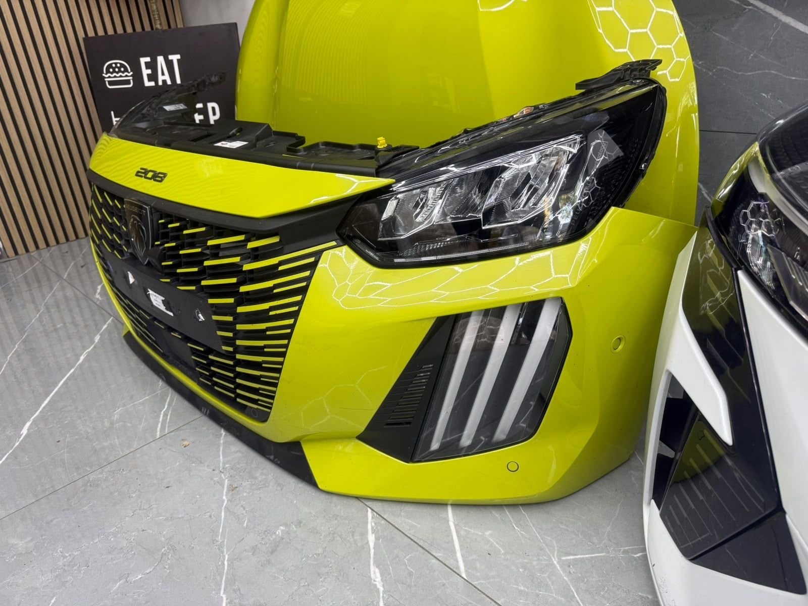 Kit de phares avant LED pour capot et pare-chocs avant Peuge, Taurusavenue 1
2132 LS  Hoofddorp, NL, Contact.group@renault.com