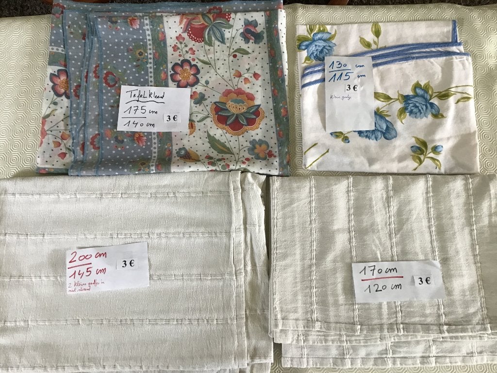 4 tafelkleden aan slechts 3 euro per stuk, Huis en Inrichting, Tafelkleden, Ophalen of Verzenden, Zo goed als nieuw