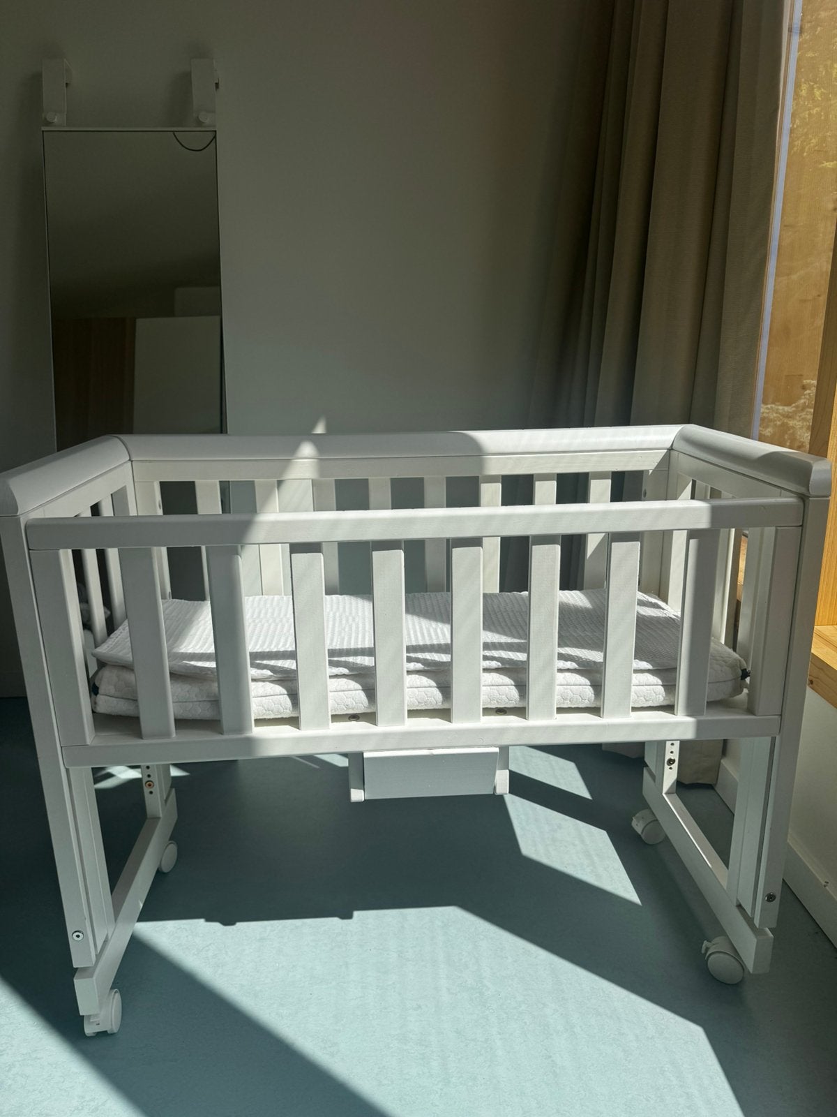 Witte houten co-sleeper + matras + hoezen, Kinderen en Baby's, Kinderkamer | Bedden, Gebruikt, Minder dan 140 cm, Matras, Ophalen