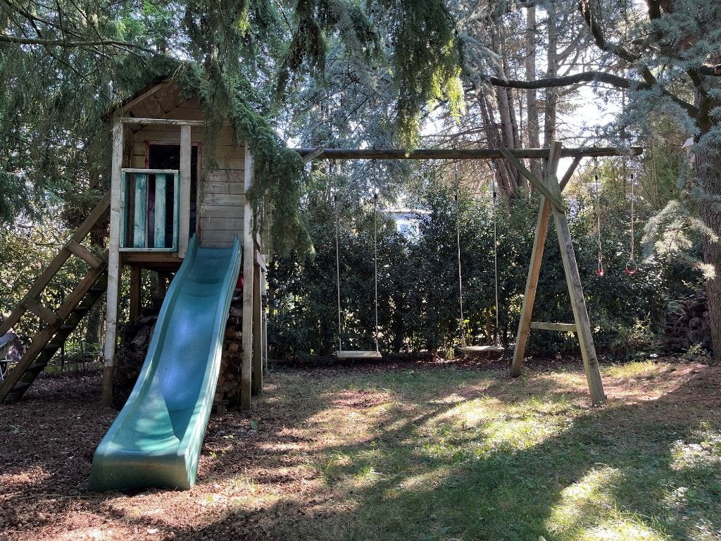 Groot houten speelhuis met glijbaan + schommel & accessoires, Kinderen en Baby's, Speelgoed | Buiten | Speeltoestellen, Ophalen