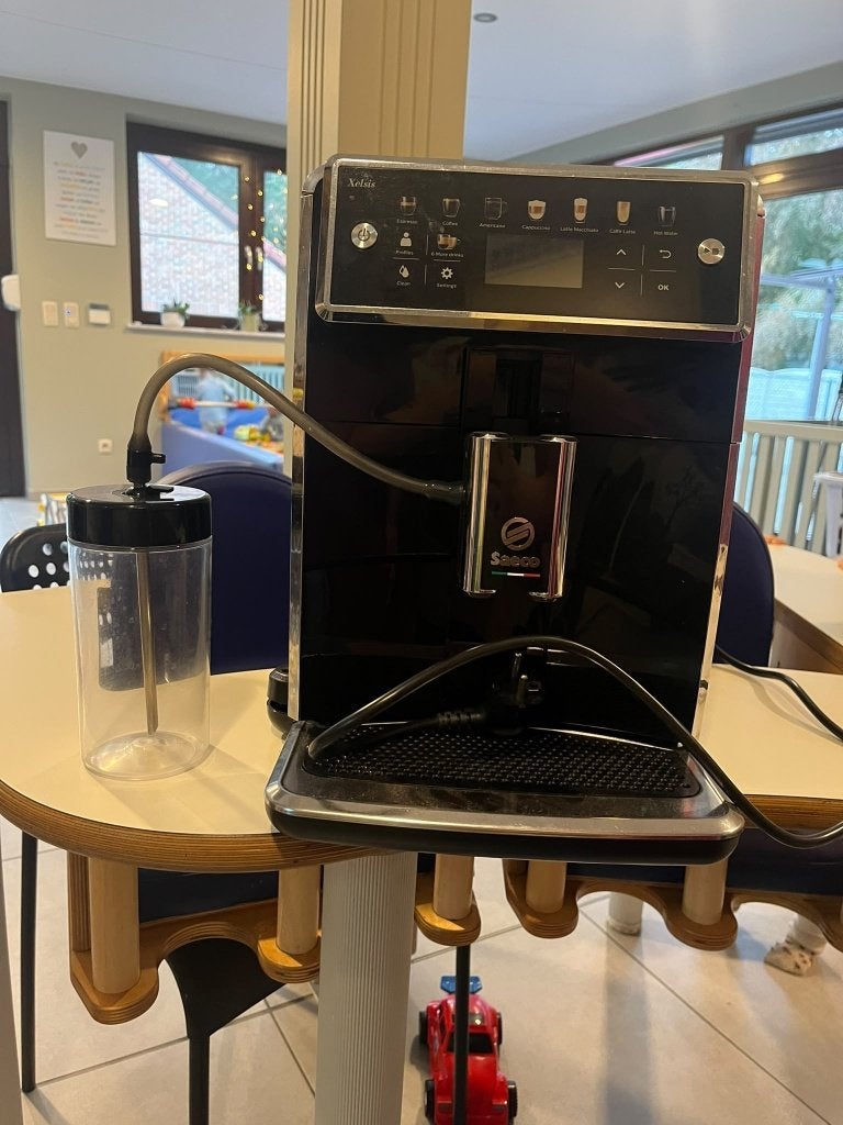 koffie apparaat, Elektronische apparatuur, Ophalen, Afneembaar waterreservoir, Koffiebonen, Zo goed als nieuw