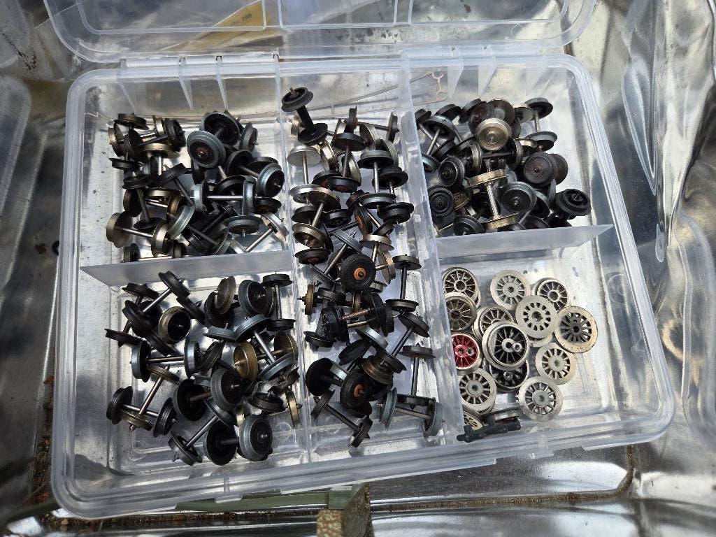 LOT DE 120 ROUES  WAGON ET LOCOMOTIVE MÄ, Gebruikt, Verzenden, Rails, Fleischmann