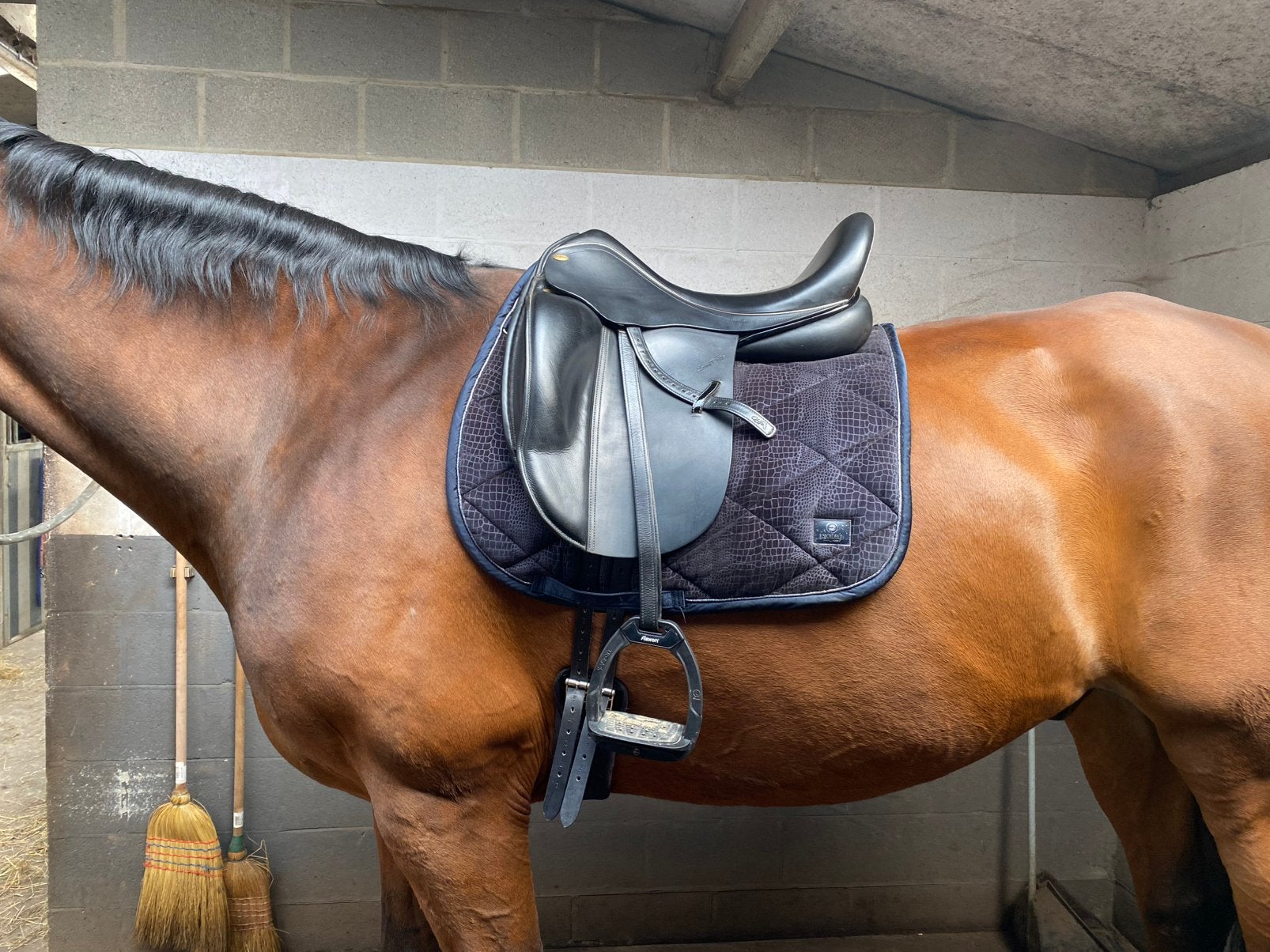 Harry dabbs dressuurzadel 18,5 inch, Dieren en Toebehoren, Ophalen of Verzenden, Zo goed als nieuw