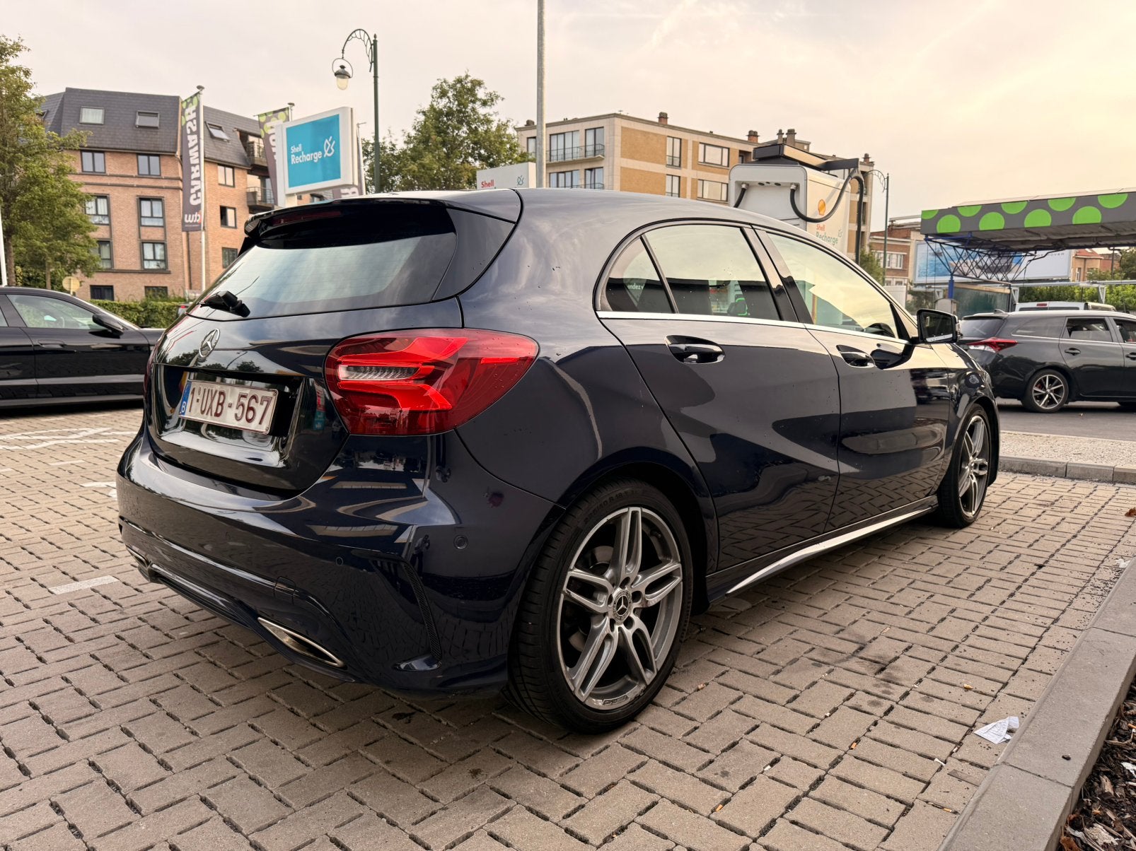Mercedes Classe A180 AMG AUTOMATIQUE, Autos, Euro 6, Entretenue par le concessionnaire, Noir, 5 portes