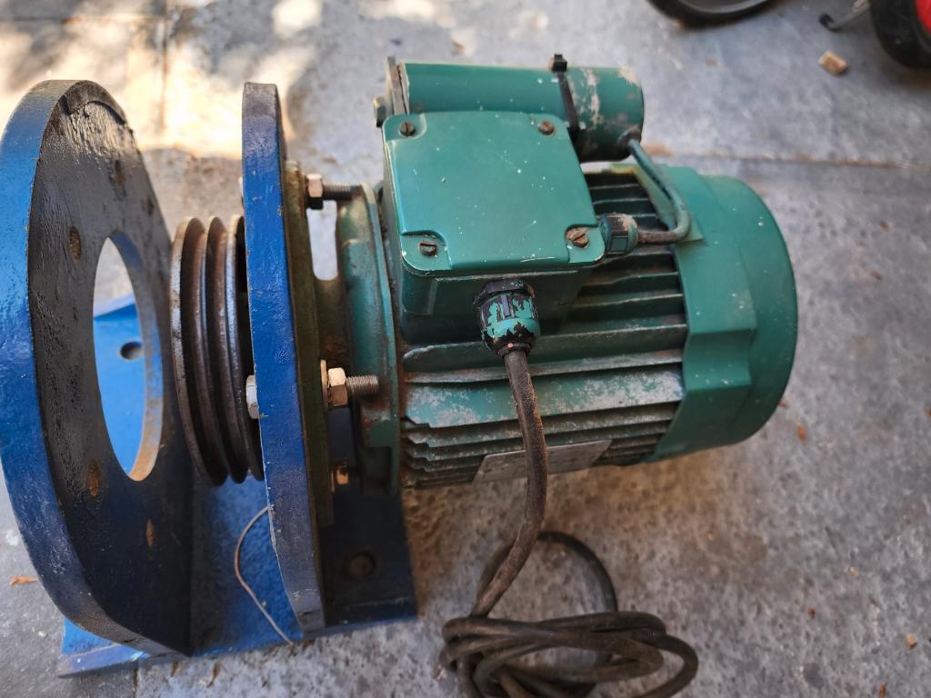 Moteur électrique Leroy Somer 1.1 KW + support, Bricolage & Construction, Enlèvement, Utilisé, Moteur électrique, 1800 tpm ou plus