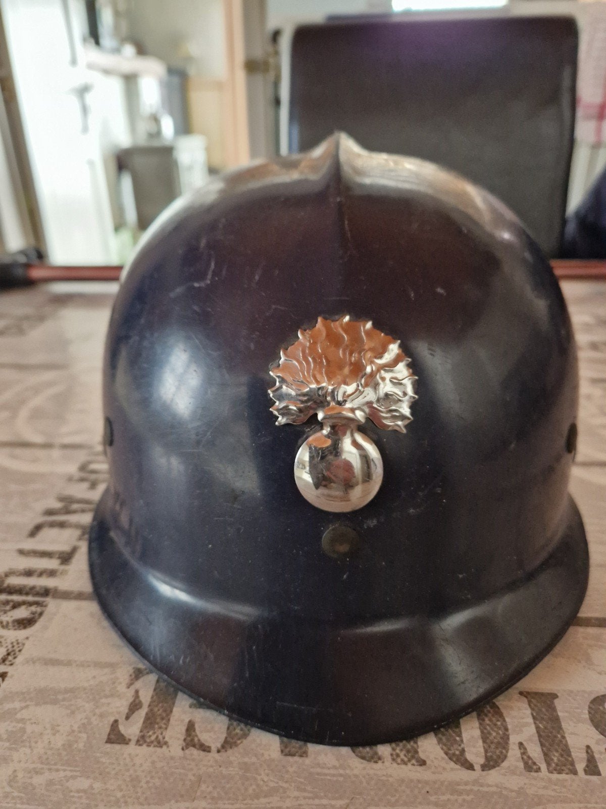 Oude gendarmerie helm met binnenwerk oproer gevechts helm, Verzamelen, Ophalen of Verzenden