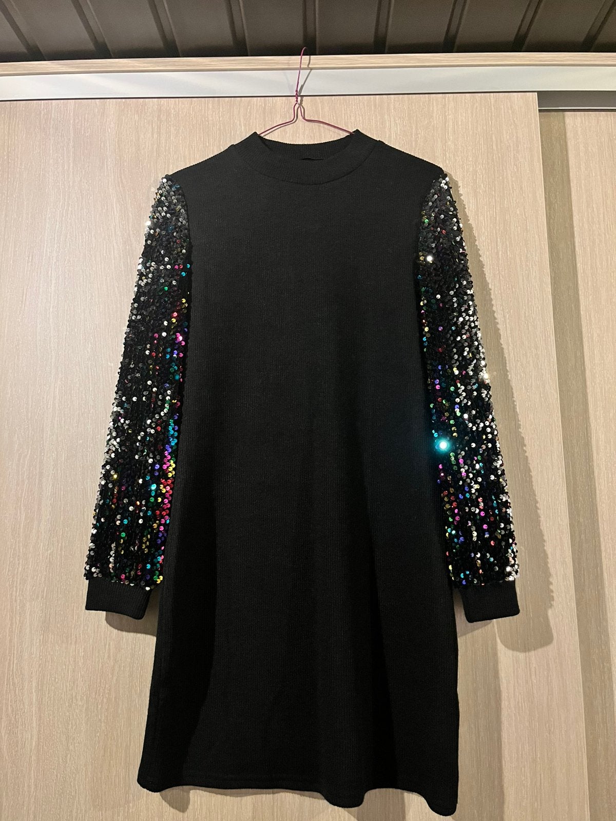 Zwarte jurk met gekleurde pailletten mouwen, Ophalen, Maat 36 (S), Zwart