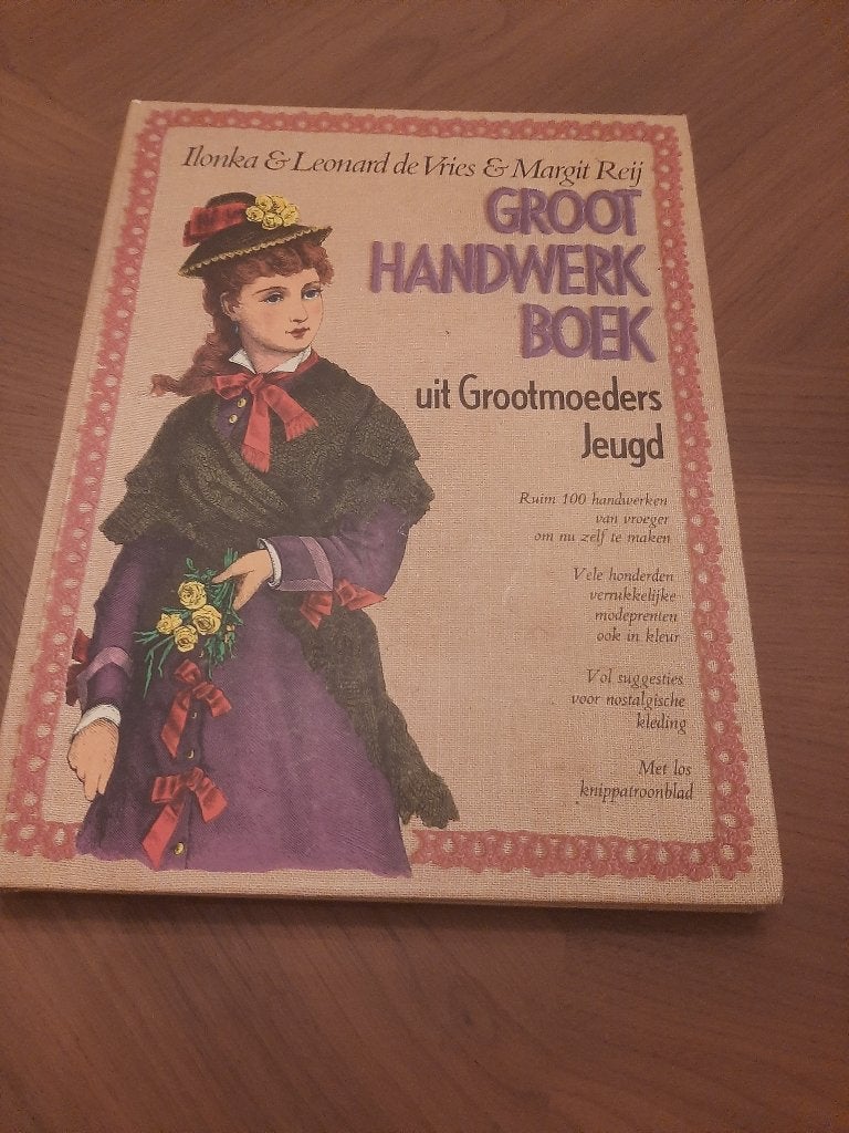 Prachtig handwerkboek "uit grootmoeders jeugd", Boeken, Ophalen of Verzenden, Zo goed als nieuw, Breien en Haken