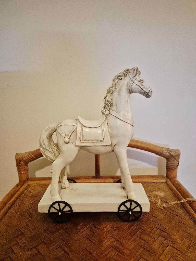 Beeldje van een klein paard in oude stijl, Ophalen, Zo goed als nieuw, Beige