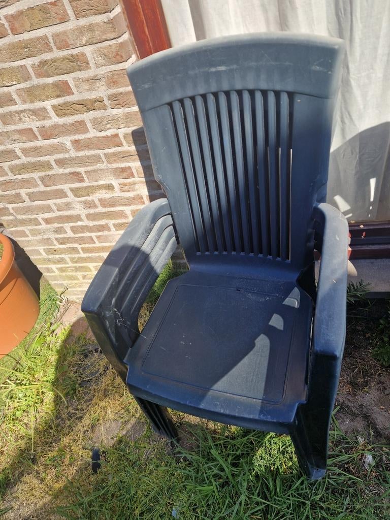 2 reeksen van 4 tuinstoelen, Ophalen