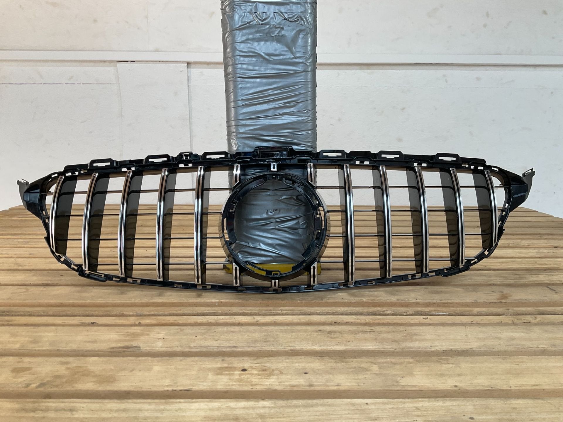 Bumper Grill Mercedes C Klasse W205 GT Panamericana Chrome F, Gebruikt, Mercedes-Benz AG, Mercedes-Benz, Mercedesstrasse 120
70372  Stuttgart, DE
