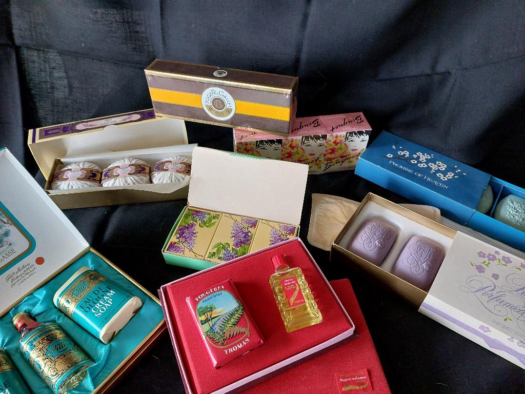 Lot de 8 anciens coffrets  savons et eau de toilette, Bijoux, Sacs & Beauté, Beauté | Soins du corps, Enlèvement ou Envoi, Neuf