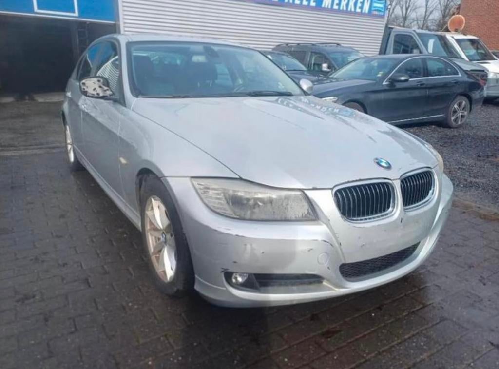 Bmw 318D vente avec controle feuille rose., Auto's, Euro 5, Achterwielaandrijving, Zwart, 4 cilinders