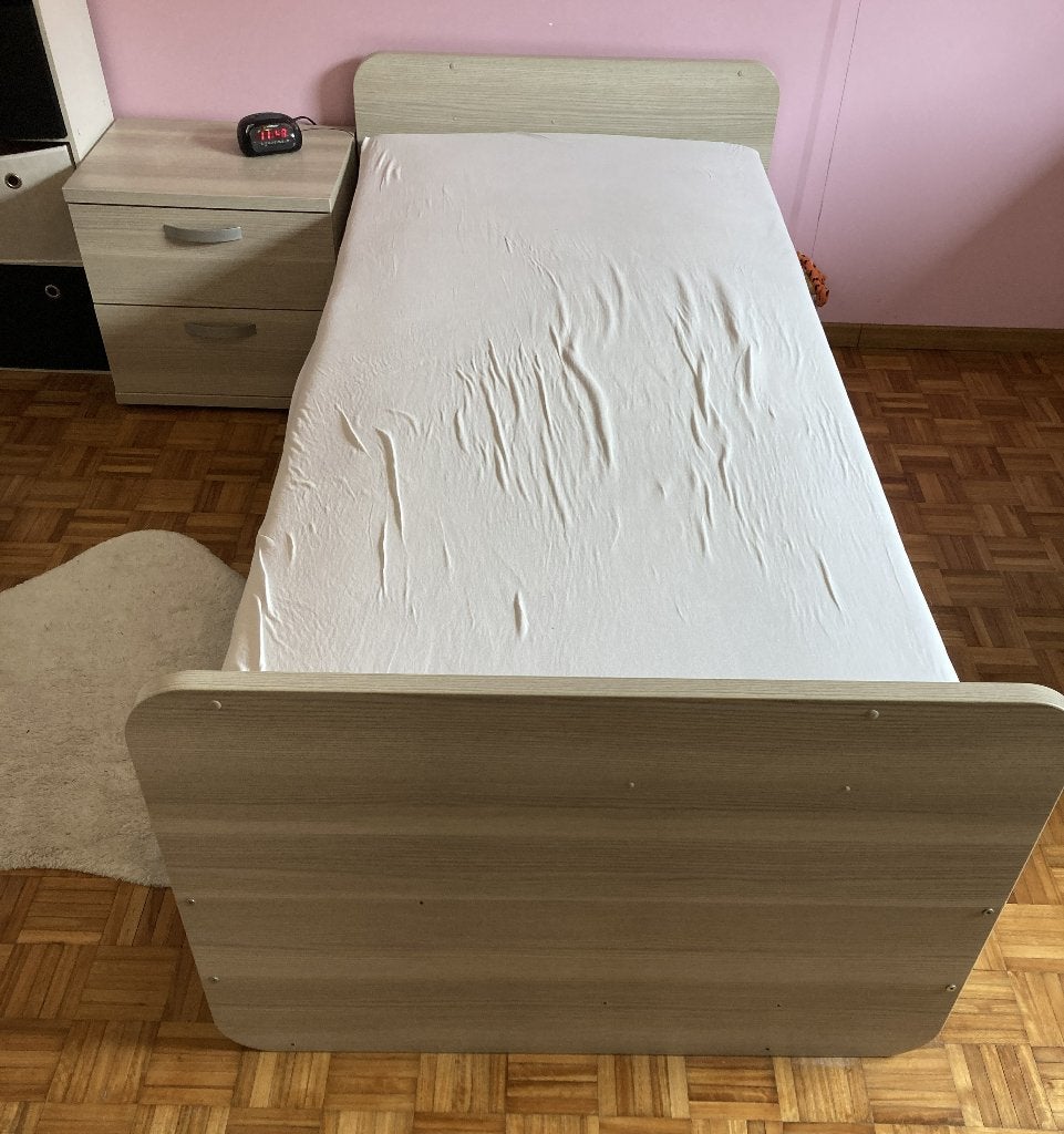 Kinderslaapkamer – bed, lattenbodem en nachtkastje, Ophalen, Gebruikt, Commode