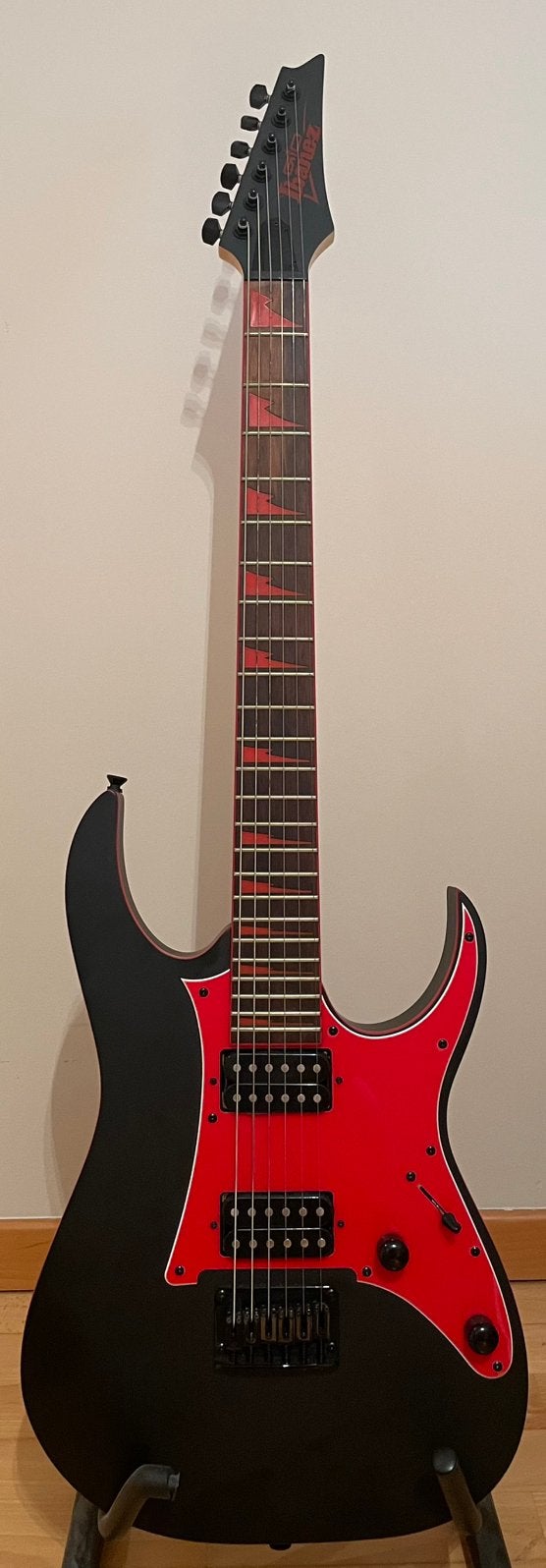 Ibanez GRG131DX GIO Series RG — noir plat/rouge, Musique & Instruments, Instruments à corde | Guitares | Électriques, Enlèvement