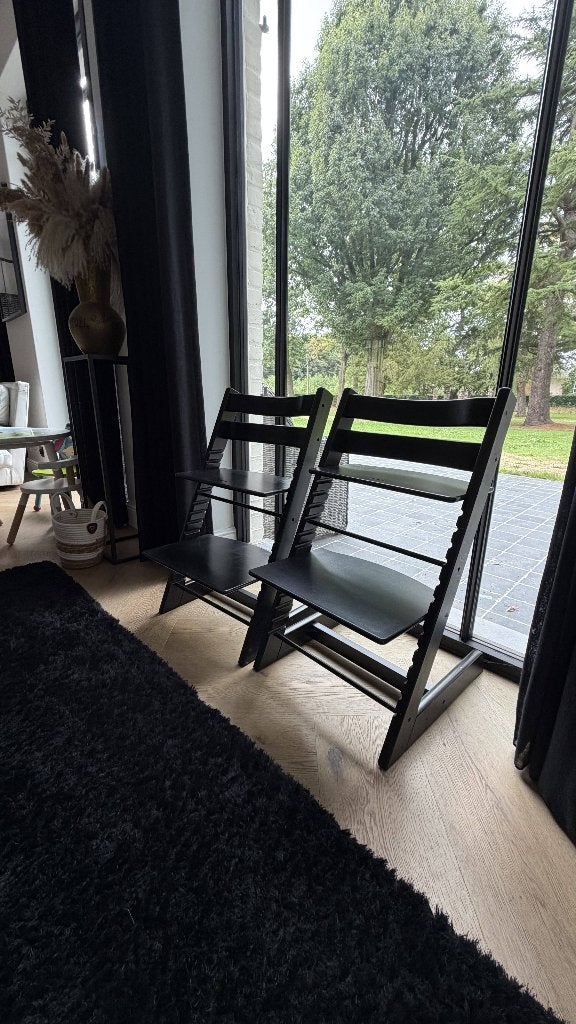 2 zwarte stokke Tripp Trapp + 2 jack-up verhogers, Kinderen en Baby's, Ophalen, Gebruikt, Meegroeistoel