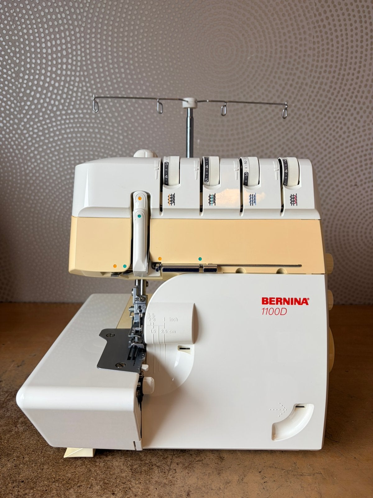 MACHINE À SERRURES BERNINA 1100D EN TRÈS BON ÉTAT, Enlèvement ou Envoi, Comme neuf, Surjeteuse, Bernina