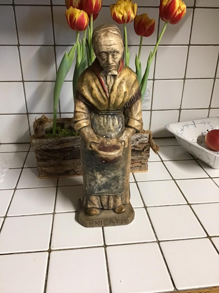 Ancienne statue en plâtre Kniertje, Enlèvement ou Envoi