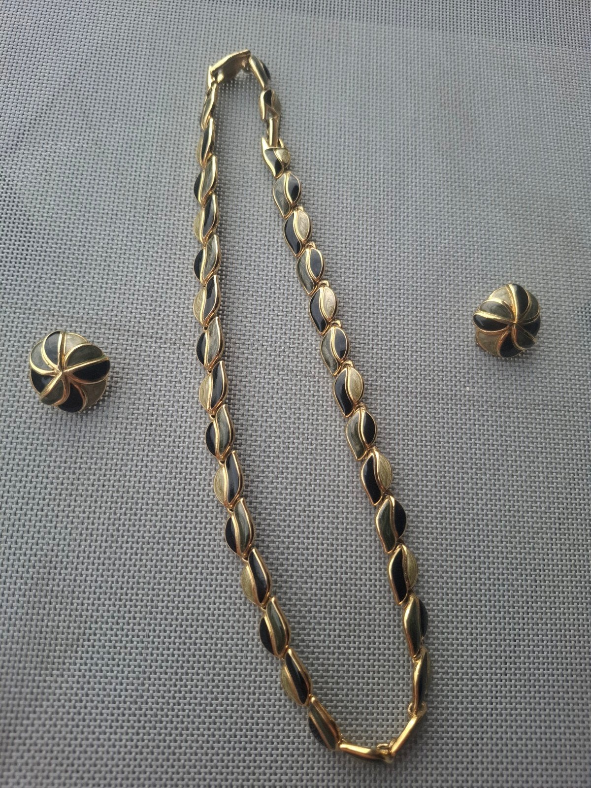 fantasie juwelen ketting en bijhorende oorbel knijper, Bijoux, Sacs & Beauté, Colliers, Enlèvement, Noir, Or