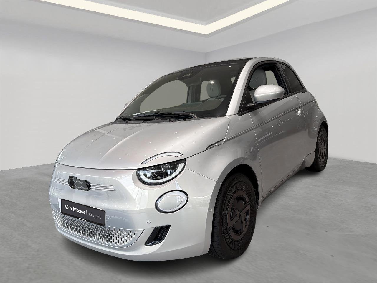 Fiat 500e 500e 42 kWh Giorgio Armani // NRM-DEMO, Auto's, 4 zetels, Stof, Automatische klimaatregeling, Beige