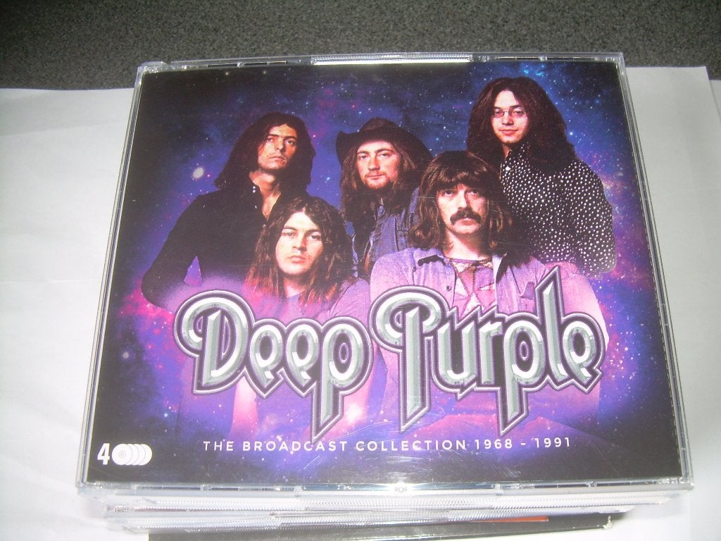 BOÎTE DE 4 CD - VIOLET FONCÉ, CD & DVD, CD | Hardrock & Metal, Enlèvement ou Envoi, Comme neuf, Coffret