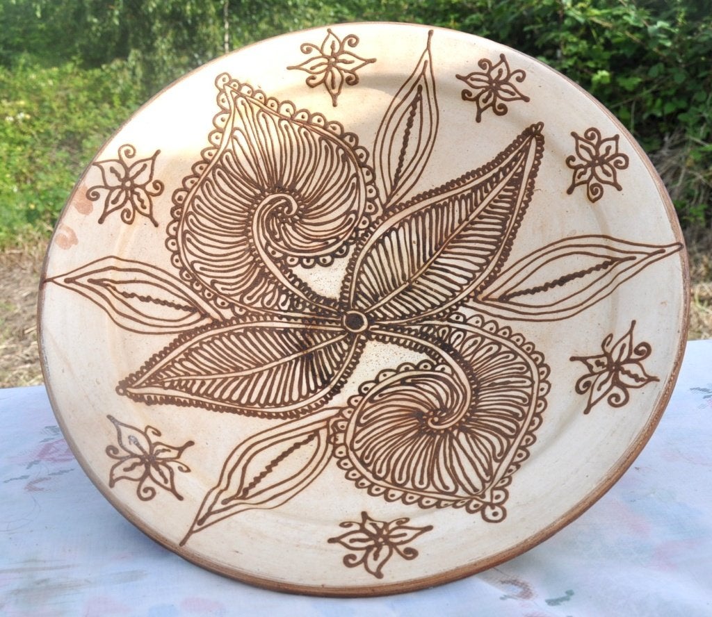 plat creux en terre cuite style arabisant, Enlèvement ou Envoi