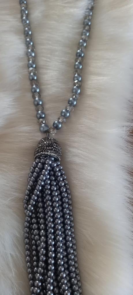 Collier de perles grises avec fil dentaire, Bijoux, Sacs & Beauté, Colliers, Enlèvement ou Envoi, Gris