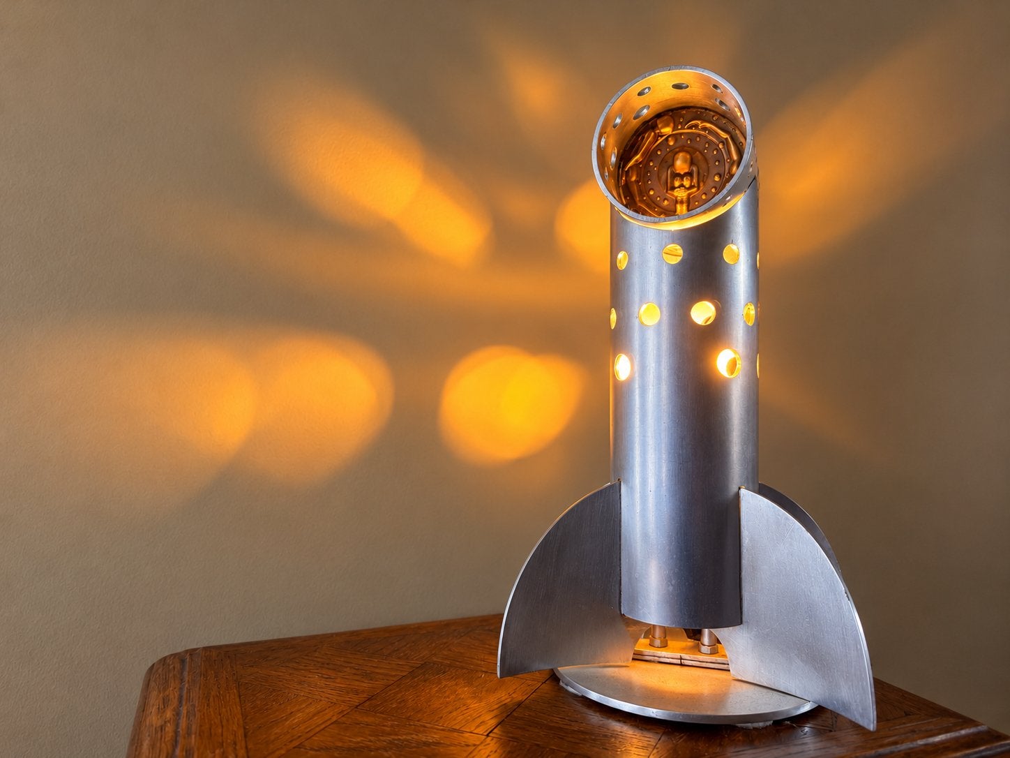 Lampe artisanale en métal avec médaille en bronze, Enlèvement ou Envoi, Comme neuf, Métal