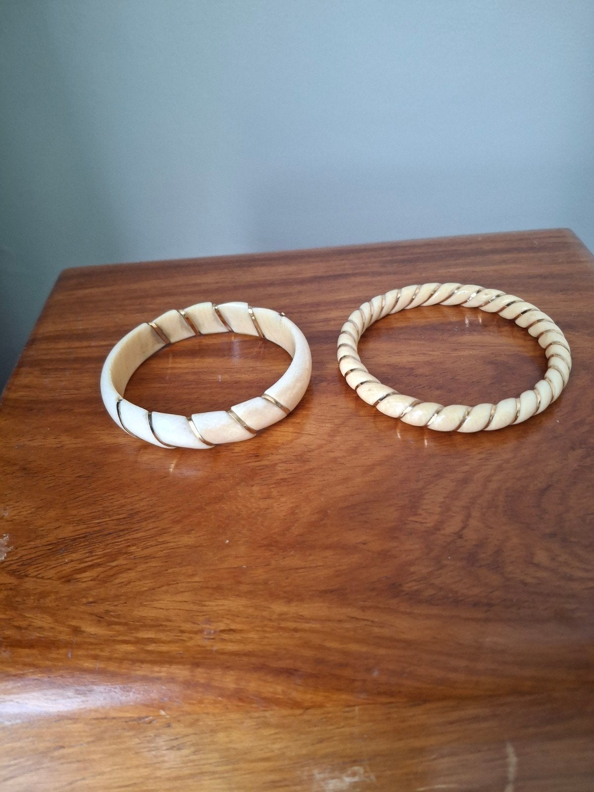 bracelets vintage, Enlèvement, Comme neuf, Beige, Synthétique ou Plastique